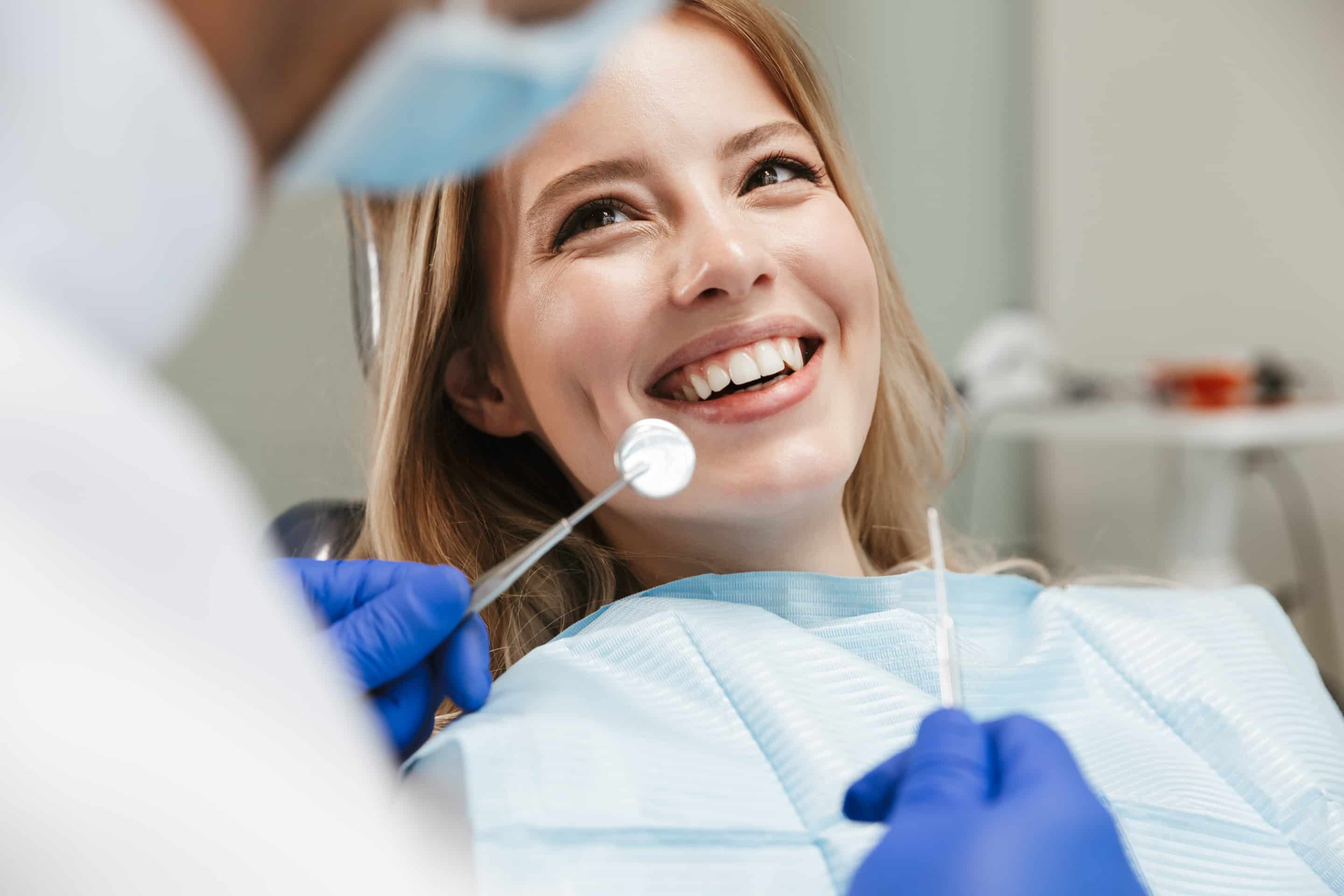 Implante dental en procedimiento turqua